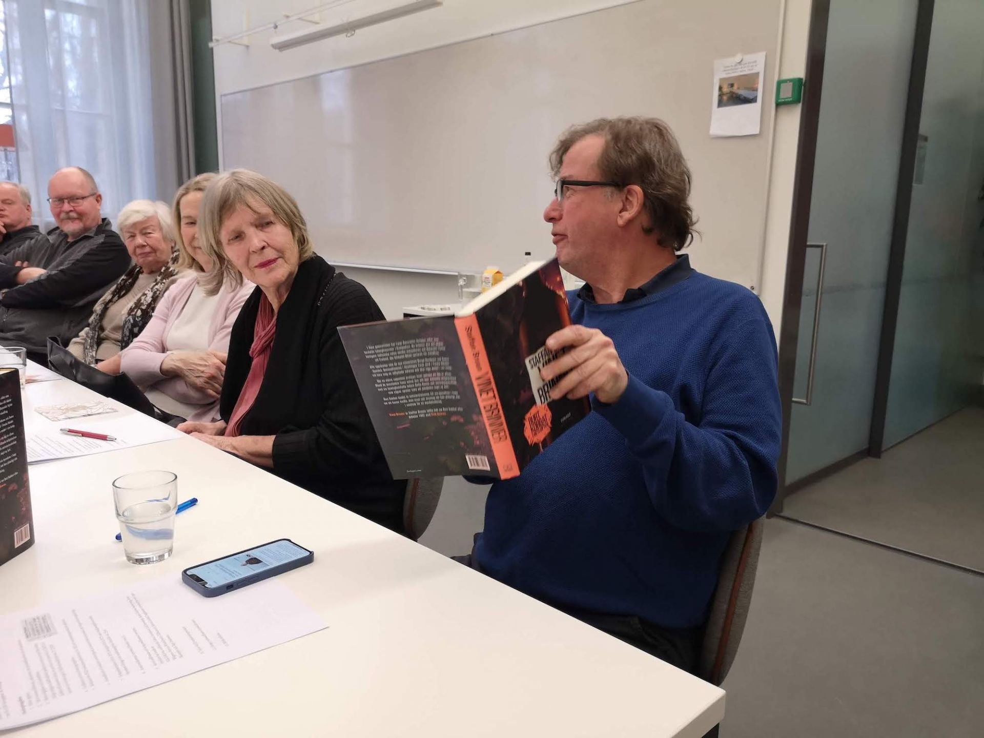 Staffan Bruun presenterade sin senaste bok på Hbl-seniorernas årsmöte.